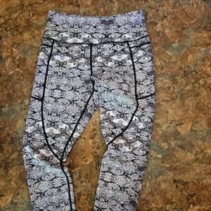 Zyia active capri leggin size 6-8 black/white snake skin print  (A116)